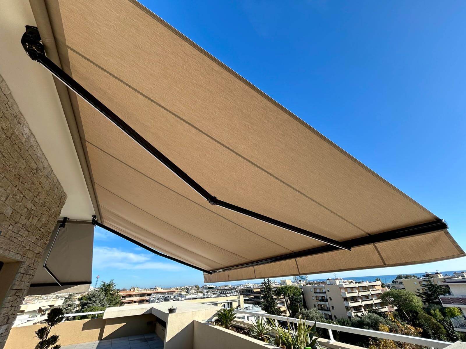 Personnalisation de votre store banne à Antibes / Juan-les-Pins