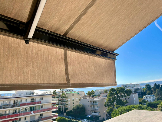 Personnalisation de votre store banne à Antibes / Juan-les-Pins