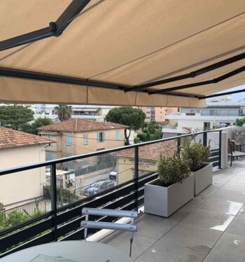Store banne avec lambrequin
