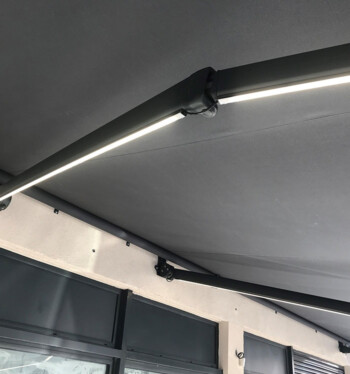 Store banne avec LED intégrée